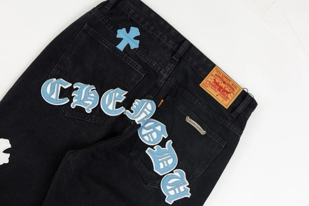 P220 Chrome Hearts Chengdu Limited New City Limited Jeans Chrome Hearts City Limited Jeans Hardware Customization Original Development Vintage Levis American 501 Black Gray Base Version Levis American 501 Base Version Imported Sheepskin 925 Silver Remake [Top heavy industry fashion design] Consistently high-street luxury style. Speaking of this style, the Zangyin family and GU family are definitely the leading representative brands. Especially the Zangyin family has really achieved a state-of-the-art effect in creating high-street style. The unique washed material is used to create this style. The color system is already quite eye-catching. After it is decorated with patchwork cross flowers, it cleverly highlights the charm of the brand. Secondly, this style uses classic The high-waist cutting design highlights the long legs and fashionable temperament of the upper body. The brand is highly recognizable and the slim fit configuration is more suitable for daily wear. It is a product that interprets personality, fashion, and specifications at a glance. This single product is enough to make any fan excited. It can be a white T-shirt for a youthful college style, or a tight suspender for a royal style. It has strong matching ability and can be easily controlled by men.  [Materials and craftsmanship] Needless to say, this point goes without saying. As an excellent craftsman brand, Zangyin’s requirements for details and craftsmanship are really perfect. The washed color of this model has gone through so many processes, not to mention the embellishment of denim appliques. It is also purely hand-made and sewn. Just like what they believe in, only hand-made things have soul and have the meaning of wear. A top-notch heavy-duty fashionable denim item, I look forward to your perfect interpretation! ! Color: black and blue size: 28 30 32 34 36